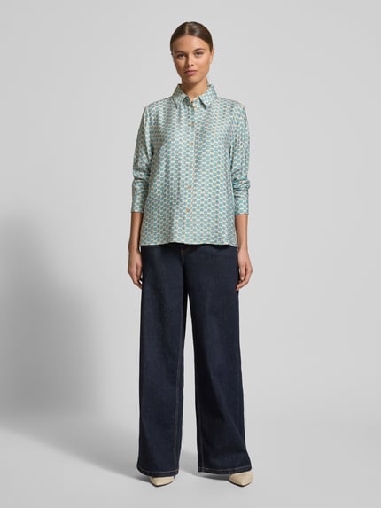 Vrouwenmodel draagt Regular Fit Blouse uit Viscosemix in all-over look van Jake*s Casual, overhemdkraag, knoopsluiting, blauwe en witte kleuren, ruglengte maat 36: 63 cm, mouwlengte maat 36: 65 cm, casual stijl. Volledige lichaamsweergave van voren.