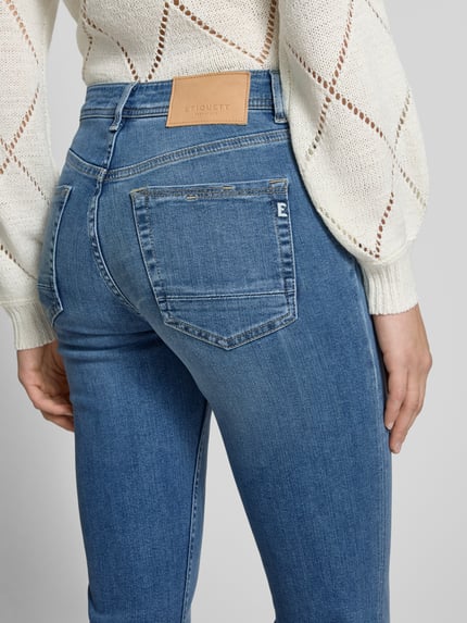ETIQUETT ESSENTIALS Jeansy z poszerzaną nogawką i 5 kieszeniami model ‘Grace’ Jeansowy niebieski 3