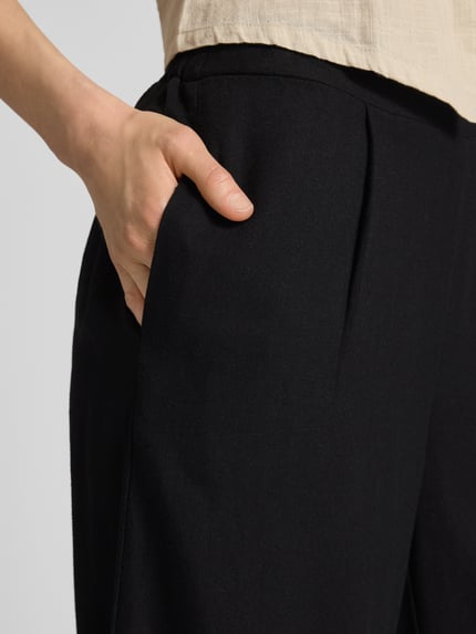 Vrouwenmodel draagt Regular Fit Culotte uit viscose-linnen-mix model 'MYMILO' van Vero Moda, uni, flammé, taille deels elastisch, zijzakken, detailopname heupzone.