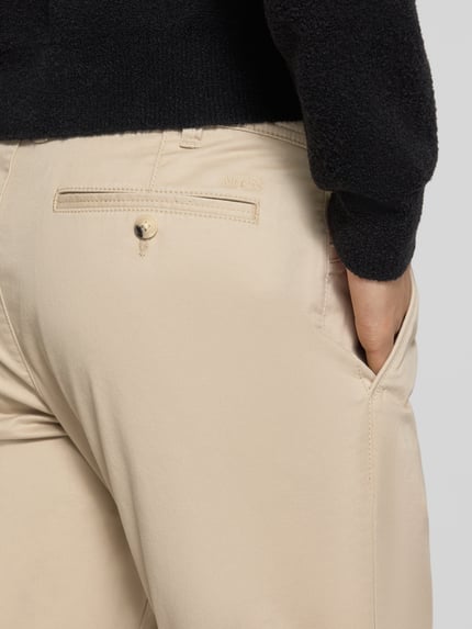 Mężczyznamodel nosi Straight Fit Chino mit Gesäßtaschen od MCNEAL z mieszanki bawełny, kieszenie z tyłu i wpuszczane, zapięcie na guzik i zamek błyskawiczny, kolor beżowy, widok z tyłu, zdjęcie detailowe.