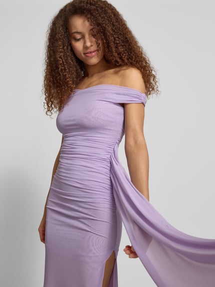 Frauenmodel trägt figurbetontes Maxikleid mit Drapierungen Modell 'LAYANA' von Bardot in Flieder, Material-Mix, Nahaufnahme Oberkörper.