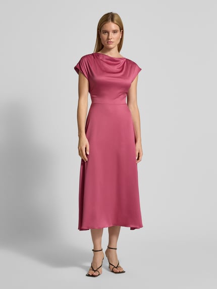 Frauenmodel trägt Relaxed Fit Midikleid mit Stoffband von Christian Berg Cocktail in Satin, gerade geschnitten, kurzärmelig, Ganzkörperansicht von vorne.