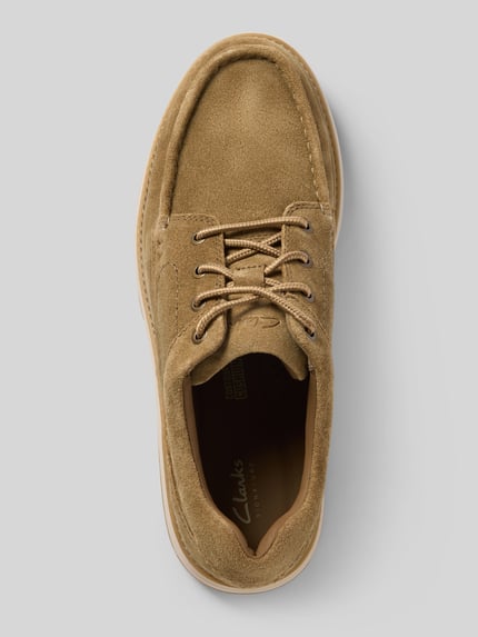 Produktfoto, hellbrauner Schnürschuh aus Leder Modell 'Melbury Lace' von Clarks, abgerundete Form, Label-Detail, profilierte Sohle, Ansicht von oben