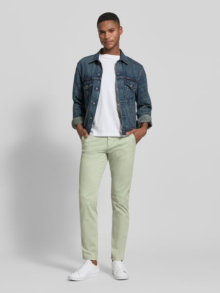 Männermodel trägt Chino mit Eingrifftaschen von Lindbergh, Slim Fit, mintgrün, aus Baumwoll-Elasthan-Mix, Ganzkörperansicht von vorne.
