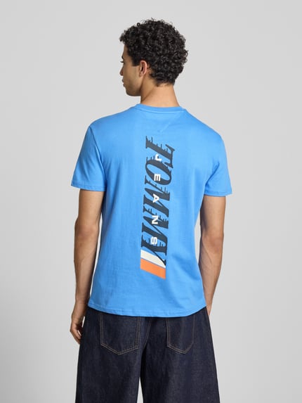 Männermodel draagt Regular Fit T-shirt uit puur katoen van Tommy Jeans met look: effen, labelprint, ronde hals, korte mouw, jersey, Ganzkörperansicht Rückansicht.