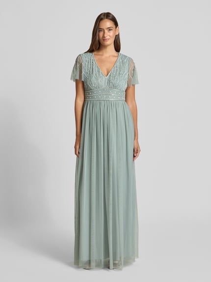 Frauenmodel trägt Abendkleid mit Paillettenbesatz von Christian Berg Cocktail aus Chiffon in Mint, A-Linie, Maxikleid, V-Ausschnitt, Schmetterlingsärmel, Perlenbesatz, rückseitiger Haken- und Reißverschluss, Rückenlänge bei Größe 36: 159 cm, Brustweite: 41 cm, Ärmellänge: 19 cm, Ganzkörperansicht von vorne.