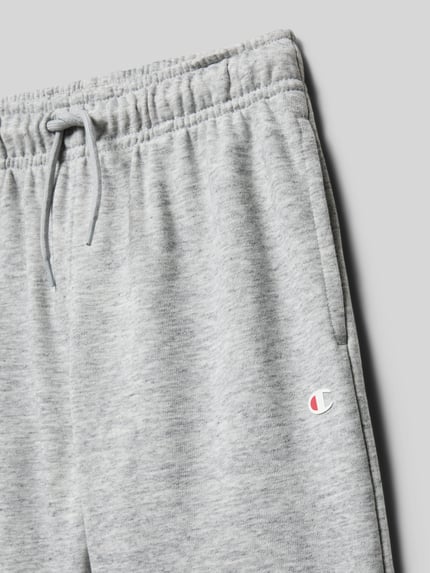 Produktfoto, graue Sweatshorts mit Logo und elastischem Bund aus Baumwoll-Mix, Relaxed Fit, Sweatshorts mit Logo und elastischem Bund von CHAMPION, Nahaufnahme Oberkörper