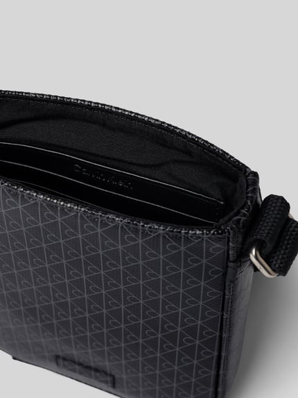 Produktfoto, schwarze Handytasche mit dezenter Struktur und Optik:Allover-Muster, Modell 'EMBLEM AOP' von CK Calvin Klein, Herren