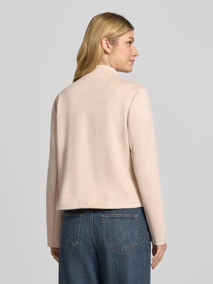 Frauenmodel trägt Regular Fit Blazer mit Stehkragen Modell 'Is44ia' von ZABAIONE in Beige, Material-Mix mit Stretch, Ganzkörperansicht Rückansicht.