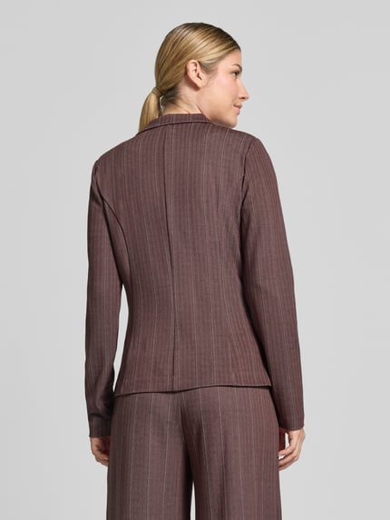 Frauenmodel trägt Blazer aus Viskose-Mix mit Reverskragen Modell 'KATE' von ICHI, tailliert, braun mit feinen Streifen, Ganzkörperansicht Rückansicht.