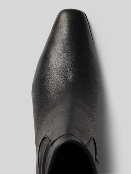 Productfoto, zwart laarsje met blokhak, model 'Dusty' van Steve Madden, vierkante vorm, gladde zool, siernaden, zijkant ritssluiting, damesmodel, hakhoogte maat 40: 4 cm, schachthoogte maat 40: 18 cm, schachtbreedte maat 40: 12 cm, leren textuur