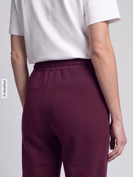 Frauenmodel trägt Sweatpants mit Label-Stitching und elastischem Bund von PUMA, Baumwoll-Mix, Relaxed Fit, Ganzkörperansicht Rückansicht, KI-modifiziertes Bild.