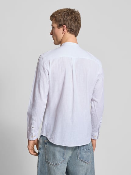 Männermodel trägt weißes Regular Fit Freizeithemd aus Baumwoll-Leinen-Mix von Jack & Jones mit Stehkragen, Rückenansicht, Ganzkörperansicht.