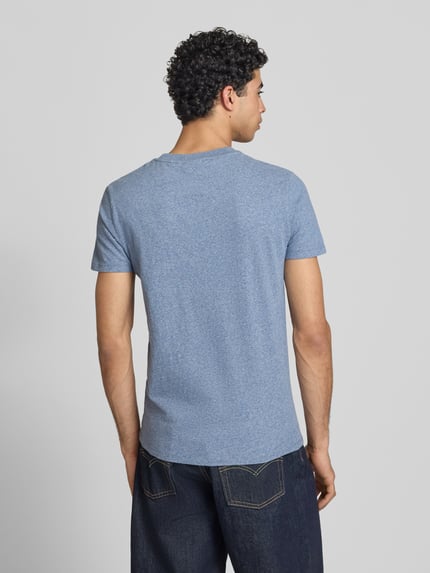 Männermodel trägt Regular Fit T-Shirt mit Logo-Stitching von Superdry aus Reine Baumwolle, in Blau, Rückenlänge 69 cm, Ganzkörperansicht Rückansicht.