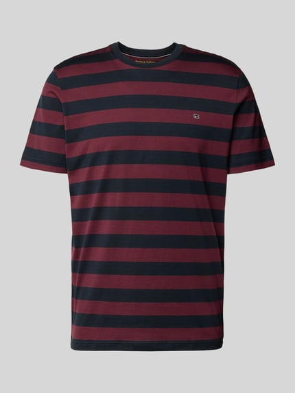Produktfoto, Regular Fit T-Shirt mit Logo-Stitching von Christian Berg Men in Schwarz und Dunkelrot, Reine Baumwolle, Rundhalsausschnitt, Rückenlänge 70 cm bei Größe M