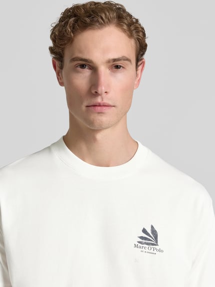 Männermodel trägt Relaxed Fit T-Shirt aus reiner Baumwolle von Marc O'Polo, Optik: Unifarben, Label-Print, Rundhals, Jersey, Nahaufnahme Oberkörper.