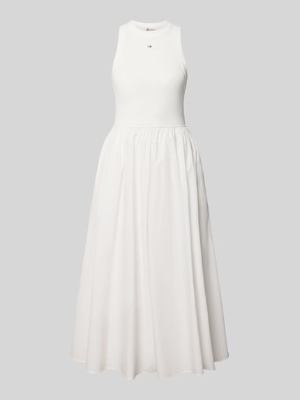 Produktfoto, Midikleid aus reiner Baumwolle von Tommy Jeans in Optik: Unifarben, Passform: A-Linie, Länge: Midi, Rundhals, Ärmelform: Ohne, weiße glatte Oberfläche