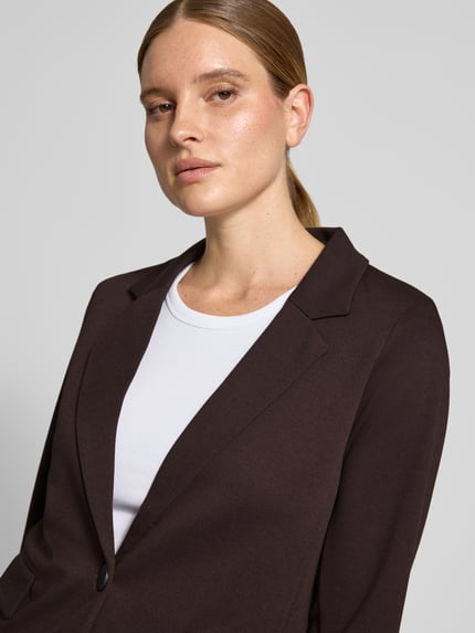 Frauenmodel trägt Regular Fit Blazer mit Viskose-Anteil Modell 'Nanni' von FREE/QUENT in Dunkelbraun, elastischer Material-Mix, Nahaufnahme Oberkörper.