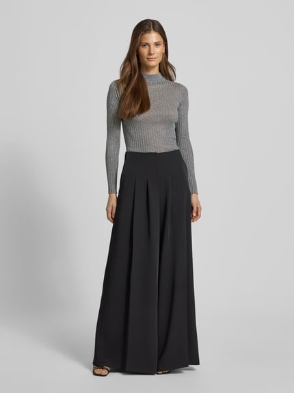 Modelka kobieca nosi Strickpullover mit geripptem Stehkragen od Marella, srebrzysty wiskozowy melanż, slim fit, widok całej sylwetki z przodu.