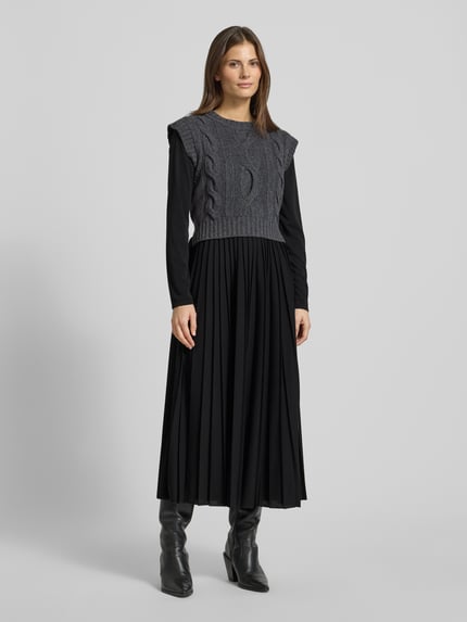 Frauenmodel trägt Maxi-Freizeitkleid im Set mit Strick-Pullunder aus reiner Schurwolle Modell 'EBRO' von Weekend Max Mara, unifarben, Chiffon und Strick, Passform Loose Fit, Maxi-Länge, Rundhals, Nahtreißverschluss, Langarm, Melange-Optik, Plissee-Struktur, Ganzkörperansicht von vorne.
