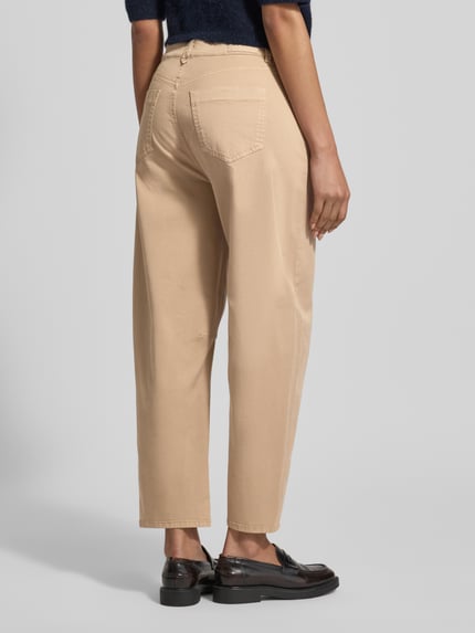 Frauenmodel trägt Barrel Fit Hose mit Eingrifftaschen Modell 'MICKI' von SEDUCTIVE in Beige, Lyocell-Mix, Ganzkörperansicht Rückansicht.