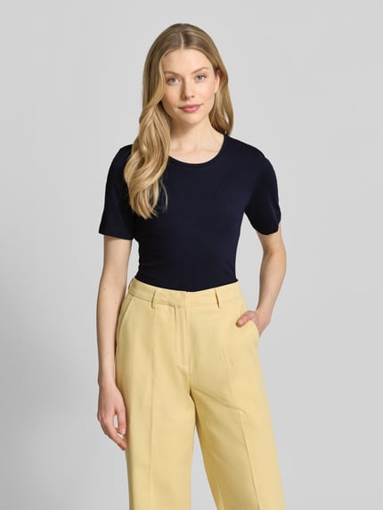 Frauenmodel trägt T-Shirt mit Rundhalsausschnitt von Christian Berg Woman in Dunkelblau, reine Baumwolle, Regular Fit, 1/2-Arm, Nahaufnahme Oberkörper.