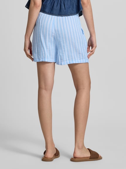 Frauenmodel trägt Regular Fit Shorts aus reiner Baumwolle Modell 'THYRA' von Only in Two-Tone-Optik mit Streifenmuster, Ganzkörperansicht Rückansicht.