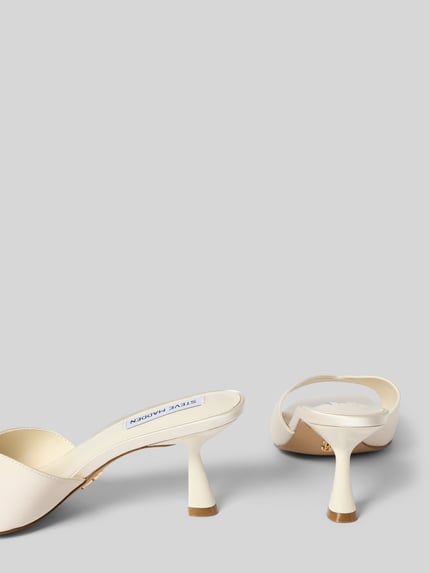 Produktfoto, Pantolette mit Trichterabsatz Modell 'Ivie' von Steve Madden, błyszczący design, otwarta pięta, trójkątny obcas 7 cm, gładka podeszwa, kremowy kolor, kwadratowy kształt przodu