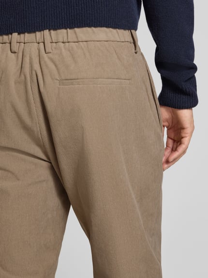 Männermodel trägt Regular Straight Fit Hose aus Feincord Modell 'CORA' von Antony Morato in Beige mit Gesäßtasche, Nahaufnahme Rückansicht. Bundweite 42 cm, Innenbeinlänge 78 cm.