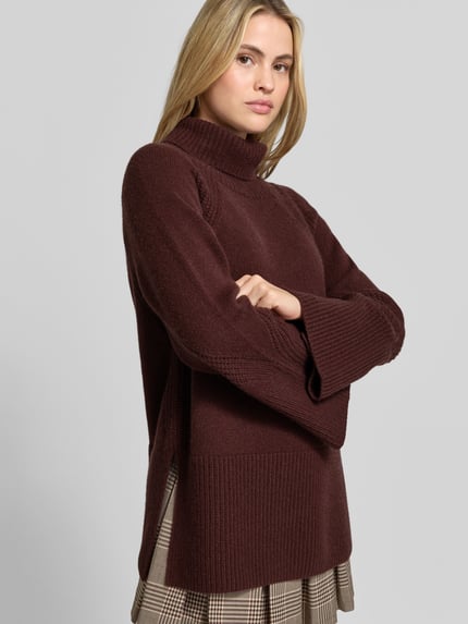 Frauenmodel trägt Oversized Pullover aus reinem Kaschmir von Joseph, braun, Strick-Optik, Rollkragen, gerippte Abschlüsse, Vorderansicht, Nahaufnahme Oberkörper.