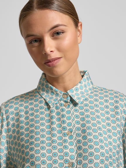 Vrouwenmodel draagt Regular Fit Blouse uit Viscosemix in all-over look van Jake*s Casual met overhemdkraag en knoopsluiting, Nahaufnahme Oberkörper.