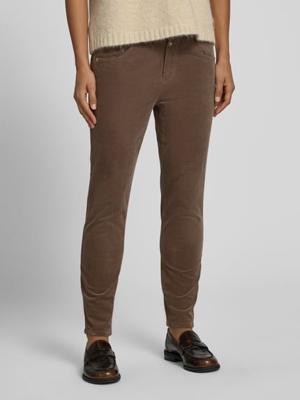 Frauenmodel trägt Boyfriend Fit Cordhose aus Baumwoll-Mix von Marc O'Polo in Braun, samtige Textur, Nahaufnahme Unterkörper, Damen Cordhose von Marc O'Polo.