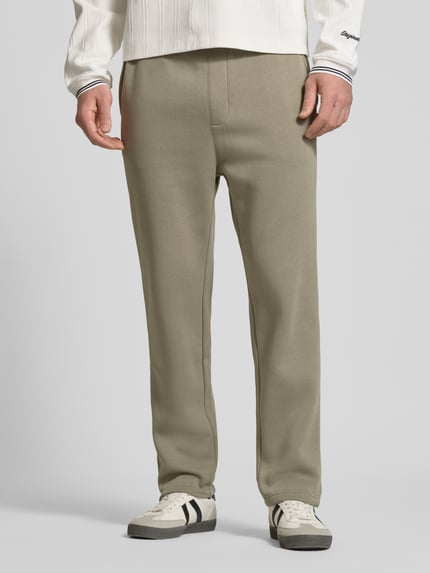 Mannenmodel draagt Sweatpants met katoenmix Model 'KANE BRADLEY' van JACK & JONES, recht pasvorm, steekzakken, binnenbeenlengte 71 cm, geheel van voren