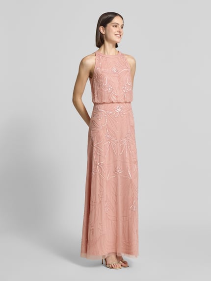 Kobiece modelka ma na sobie Regular Fit Abendkleid mit floralem Allover-Stitching od Adrianna Papell w kolorze brzoskwiniowym z obszyciem ozdobnymi kamieniami, okrągłym dekoltem, krojem bez rękawów, zamek błyskawiczny, długość tyłu w rozmiarze 36: 150 cm, szerokość w rozmiarze 36: 42 cm, haft na całej powierzchni, widok całej sylwetki z przodu