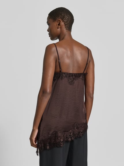 Frauenmodel trägt Regular Fit Top mit Viskose-Anteil Modell 'Dove' von FREE/QUENT, dunkelbraun mit Spitzenbesatz, asymmetrisches Design, Rückenlänge 52 cm, Material-Mix, Ganzkörperansicht Rückansicht.