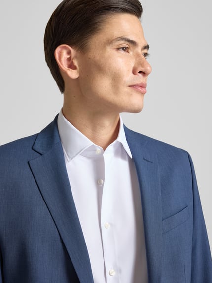 Männermodel trägt Slim Fit Businesshemd mit extra langem Arm von Jake*s, Material-Mix mit Stretch-Anteil, Kentkragen, Knopfleiste, Nahaufnahme Oberkörper.