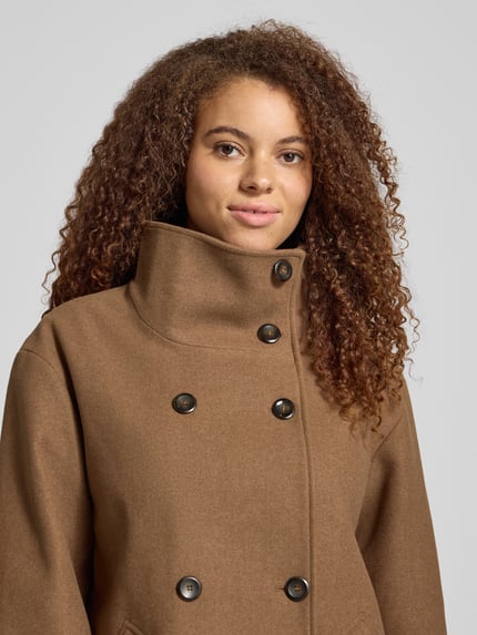 Vrouwenmodel draagt Regular Fit Mantel im Trench-Stil Modell 'AUGUSTA' van Only, effen bruin, staande kraag, detailopname bovenlichaam.