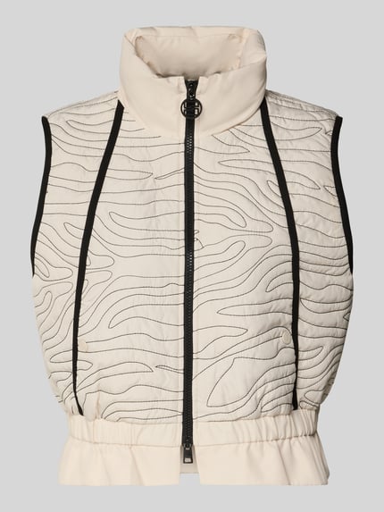 Produktfoto, Weste mit Zweiwege-Reißverschluss von Marc Cain in Creme mit schwarzen Ziernähten, Stehkragen und lockerem Schnitt, strukturierte Oberfläche, Rückenlänge 51 cm, Schulterbreite 40 cm, Brustweite 43 cm