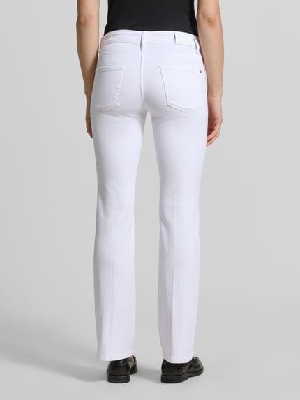 Vrouwenmodel draagt Flared Jeans im 5-Pocket-Design Modell 'PARIS' van Cambio, wit, katoenmix met stretch, uitlopende fit, totaalbeeld achteraan.