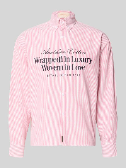 Produktfoto, Regular Fit Freizeithemd mit Button-Down-Kragen von ANOTHER COTTON LAB, rosa-weiß gestreift, Baumwoll-Mix, Label-Print auf Front