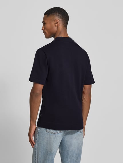 Männermodel trägt Strickshirt mit V-Ausschnitt Modell 'MILANO' von Jack & Jones Premium in Dunkelblau, Rückansicht, Ganzkörperansicht.