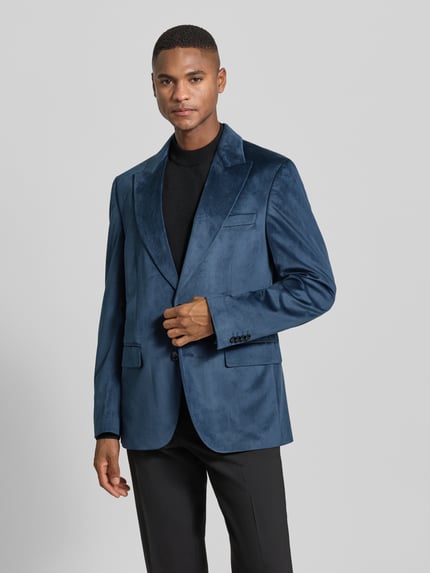 Männermodel trägt 2-Knopf-Sakko mit Reverskragen von Christian Berg Men, blau, Regular Fit, Knopfverschluss, Ganzkörperansicht von vorne.