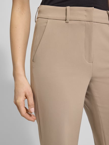 Frauenmodel trägt Stoffhose mit Gesäßtaschen Modell 'AMELIE' von Cambio, Material-Mix, gerader Schnitt, Nahaufnahme Oberkörper.