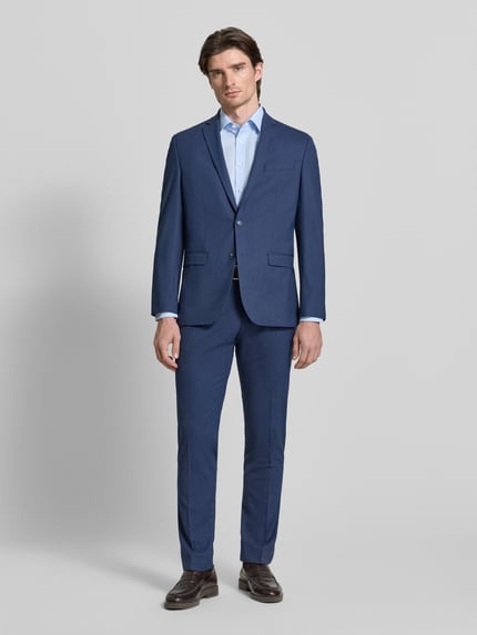 Mannenmodel draagt Regular Fit Anzugjacke mit Schurwoll-Anteil van HECHTER PARIS in blauw, met reverskraag en dubbele knoopsluiting, Ganzkörperansicht von vorne.