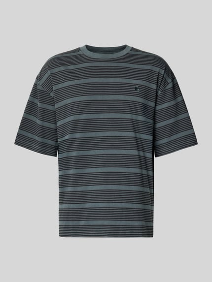 Produktfoto, Relaxed Fit T-Shirt mit Label-Stitching Modell 'HANSON' von Carhartt Work In Progress in Grau mit feinen schwarzen Streifen, reine Baumwolle, Rundhalsausschnitt, Herren T-Shirt