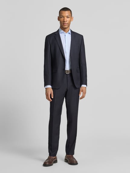 Männermodel trägt Slim Fit zakelijk overhemd met all-over motief H-HANK-SP-C1 van HUGO, katoenmix, haaikraag, extra lange mouw; Ganzkörperansicht von vorne.