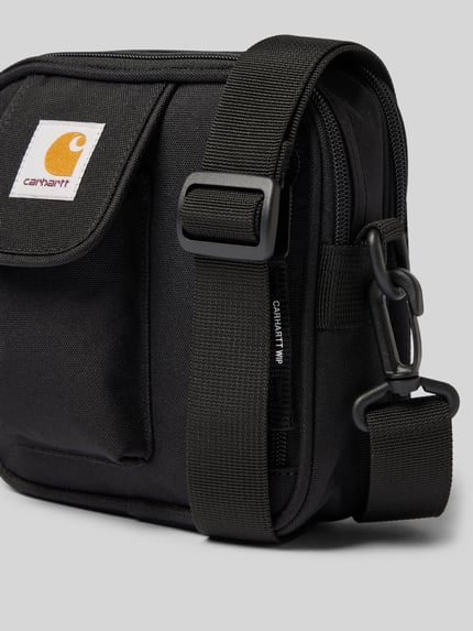 Productfoto, zwarte Crossbody Bag met logo-patch van Carhartt Work In Progress, hoofdvak met ritssluiting, verstelbare schouderband, afneembare schouderband, Breedte maat 1: 17 cm, Lengte maat 1: 18 cm, Diepte maat 1: 6 cm, bandlengte maat 1: 80 cm, grove textuur, rechthoekige vorm