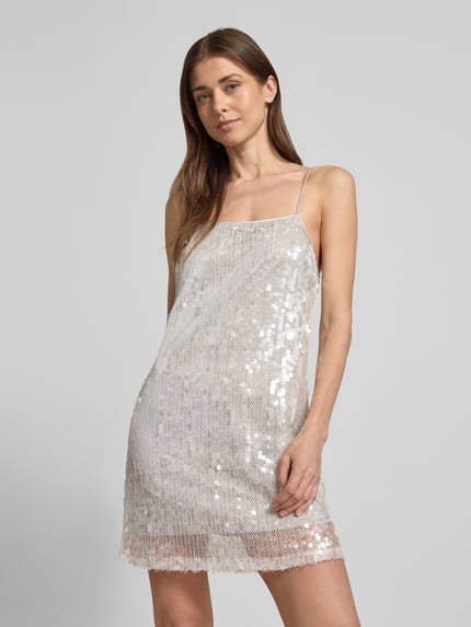 Frauenmodel trägt Mini-Trägerkleid mit Paillettenbesatz - curated by Vicky Heiler von SIC, silberfarben, gerader Schnitt, Spaghettiträger, Ganzkörperansicht von vorne.