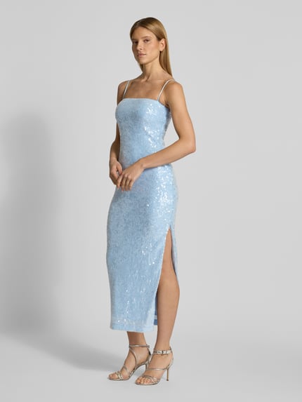 Frauenmodel trägt Cocktailkleid mit Paillettenbesatz und Spaghettiträgern von Jake*s Cocktail in hellem Blau, körpernaher Schnitt, Maxikleid, Seitenschlitz, Karree-Ausschnitt, Material-Mix mit Stretch-Anteil, Ganzkörperansicht von vorne.