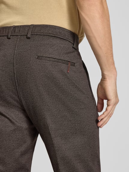 CINQUE Spodnie garniturowe o kroju tapered fit z zakładkami w pasie model „Sando” Orzechowy 3
